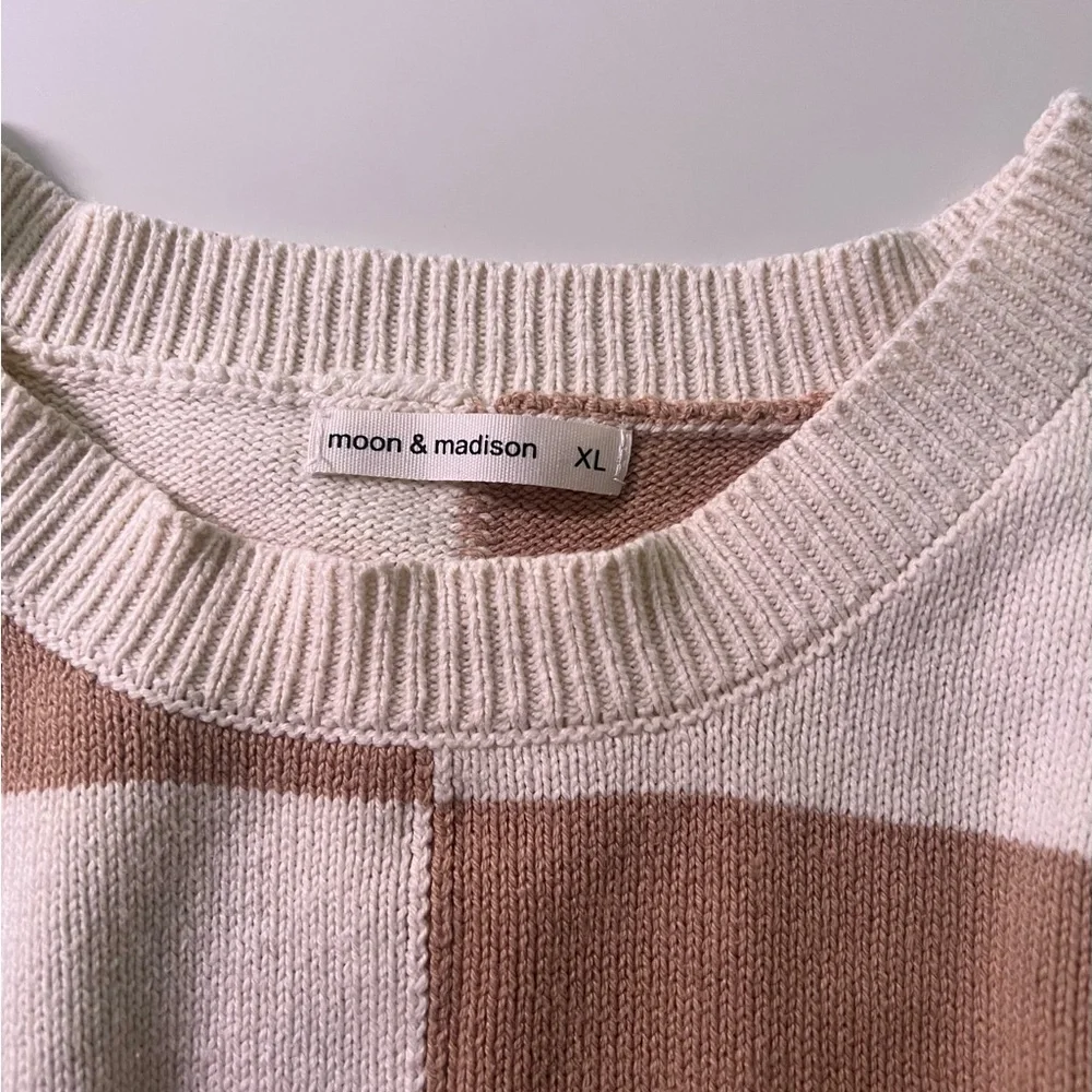 Moon&madison crew neck sleeveless color block sweater in XL.Runs small - Picture 2 of 3